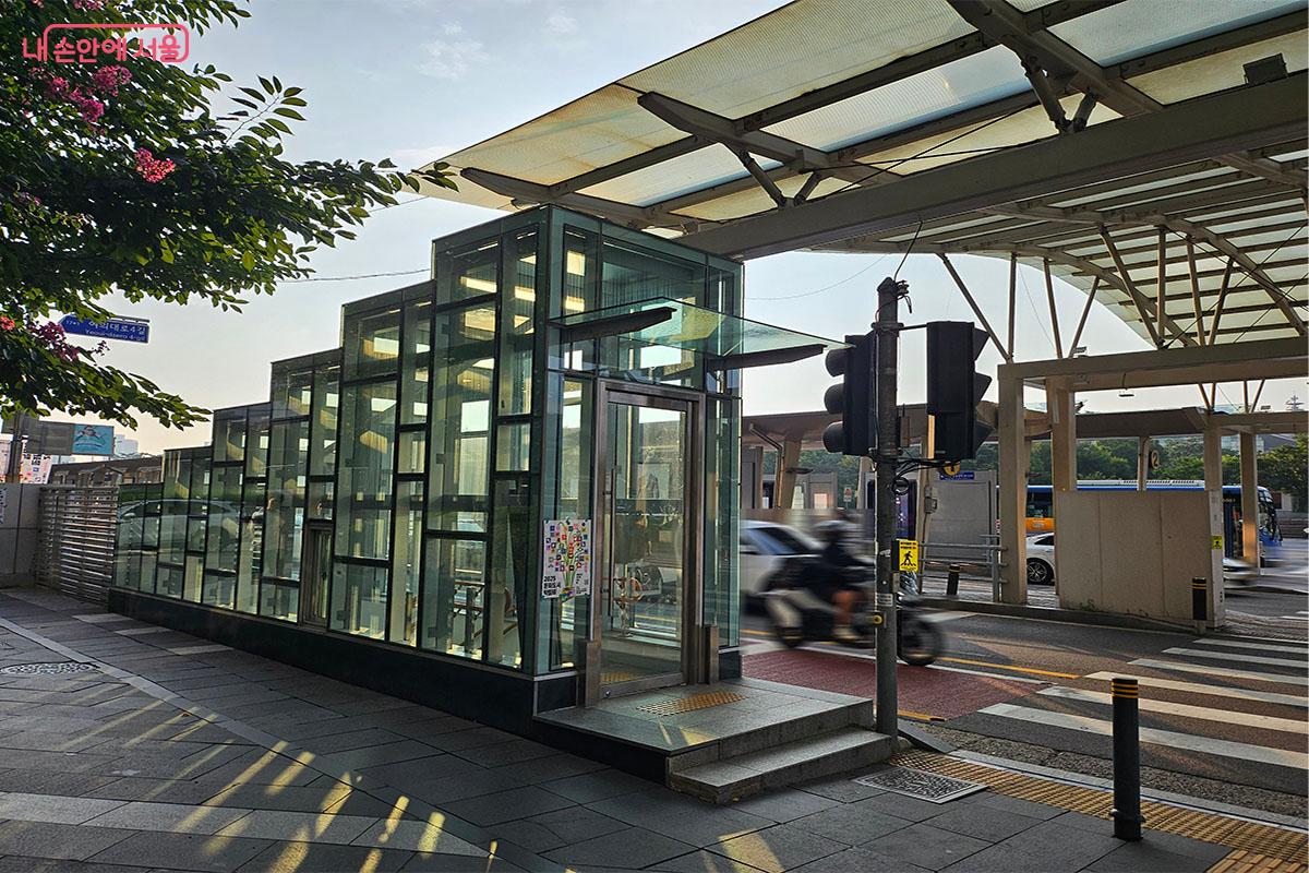 여의도 환승센터에 위치한 SeMA 벙커에서 GPS 인증을 마쳤다. &copy;이정민