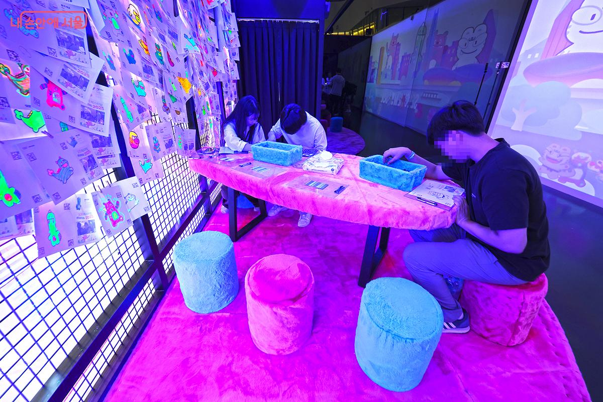 서울의 캐릭터들을 직접 칠해보고 버추얼로 만나보는 코너 &copy;김주연