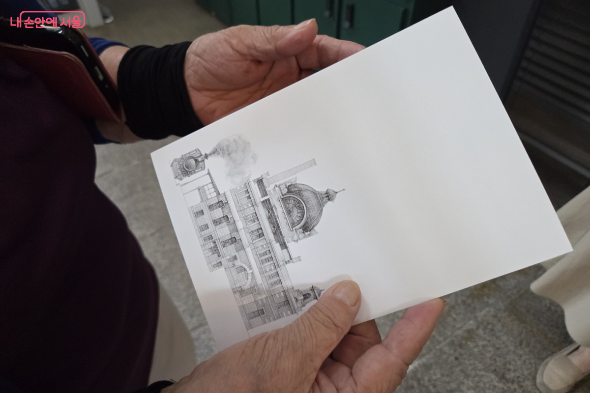  공간 투어를 마치며 옛 서울역 기념 우편 엽서도 선물로 받았다. ©장미화