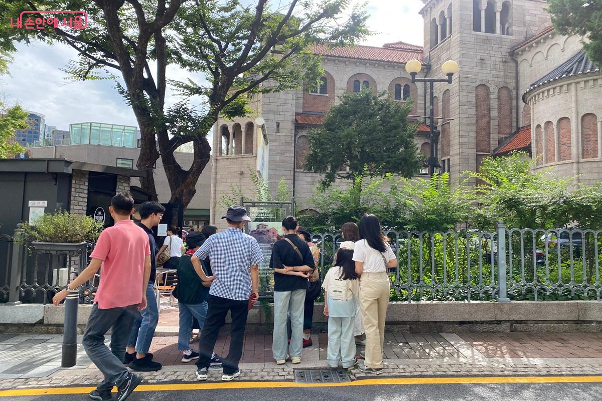 문화관광해설사로부터 대한성공회에 대한 설명을 듣고 있다. ©이근석