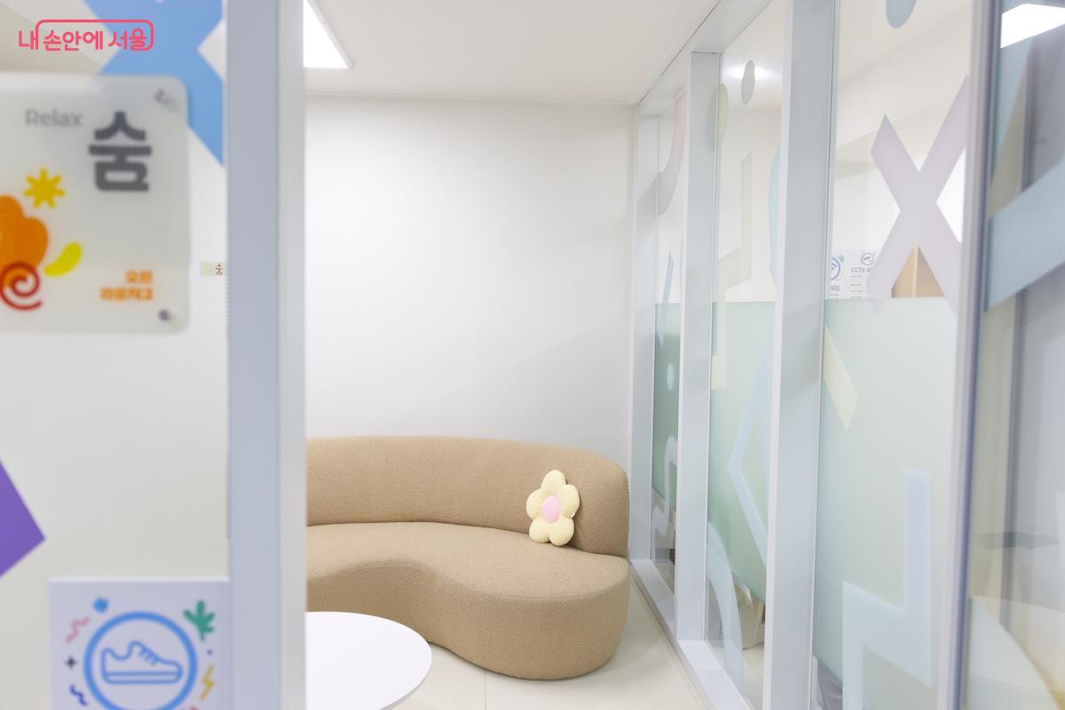 혼자 만의 시간을 보낼 수 있는 다락방 형태의 아기자기한 공간