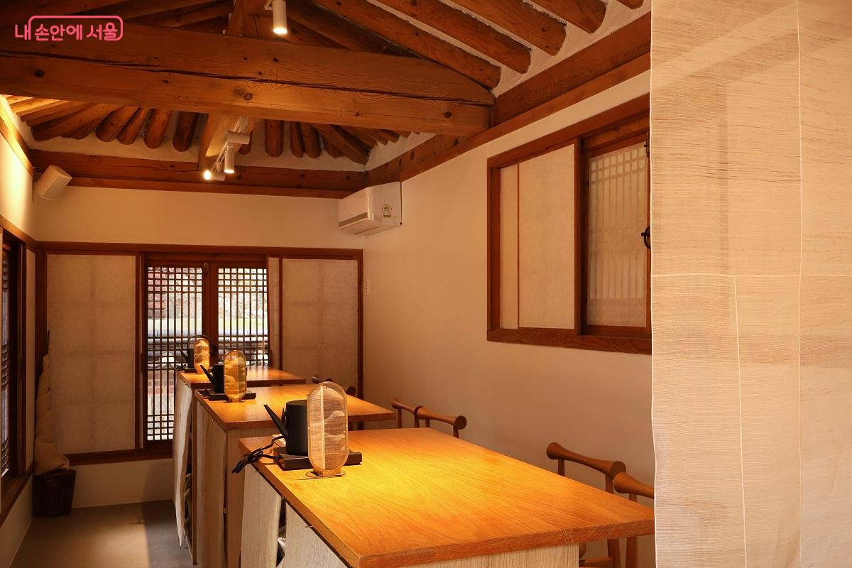 고즈넉한 한옥에서 마시는 한국 차의 맛은 특별했다. ©이봉덕