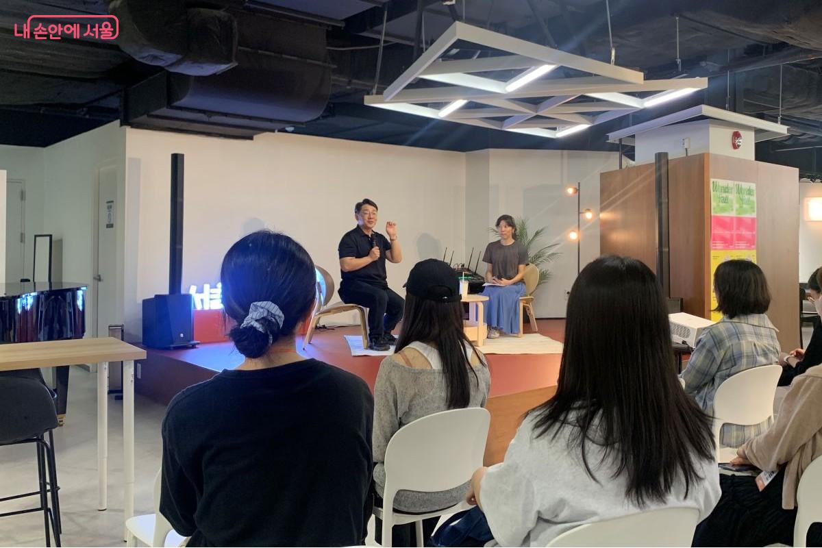 북토크에 참여한 사회자 김규범 작가(왼쪽)와 손원평 작가(오른쪽) ©김아름