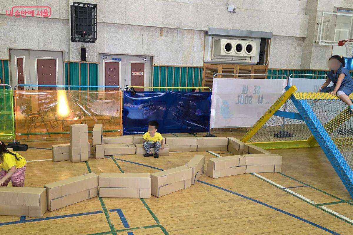 아이들은 네트를 오르기도 하고 상자로 집을 만들기도 하면서 자유롭게 놀이를 할 수 있다. ©김민지