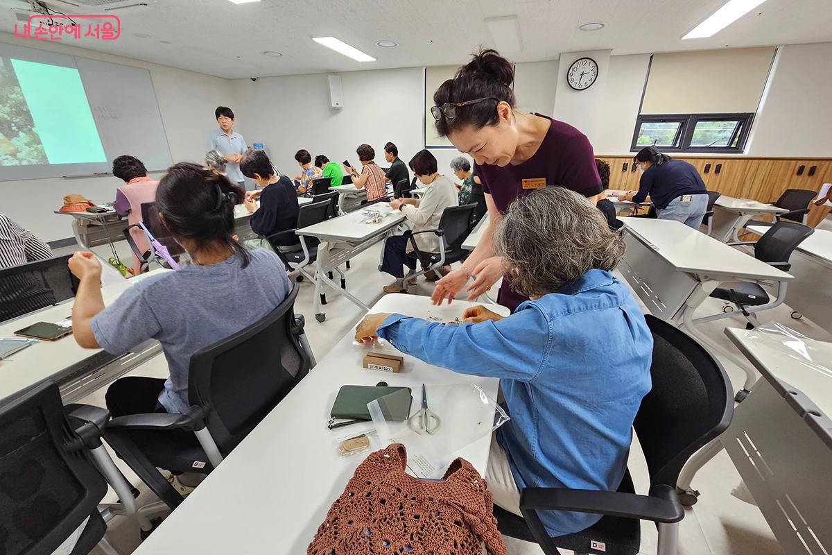 1회 차 수업에서는 꽃 스티커 등을 활용한 액자 만들기를 진행했다. ©이혜숙