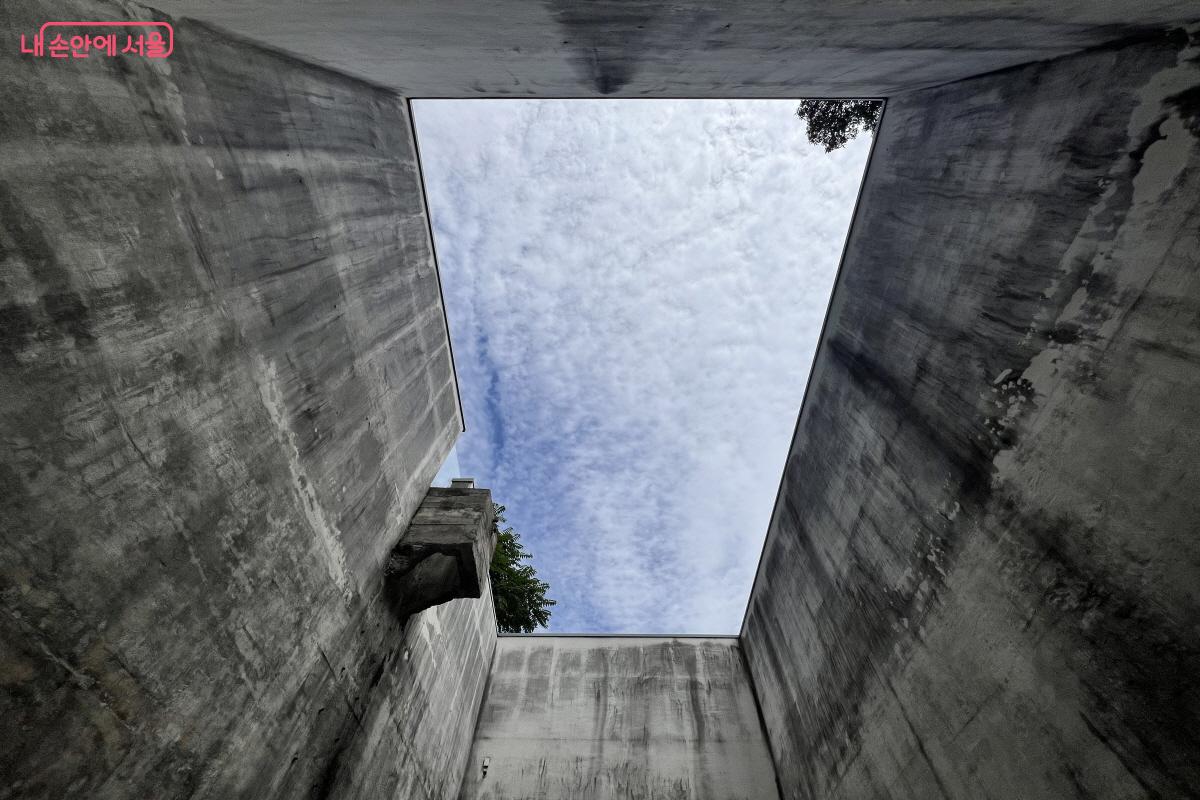 제2전시실에서 바라본 하늘이 열린 우물이란 이름과 잘 어울린다. ©박지영