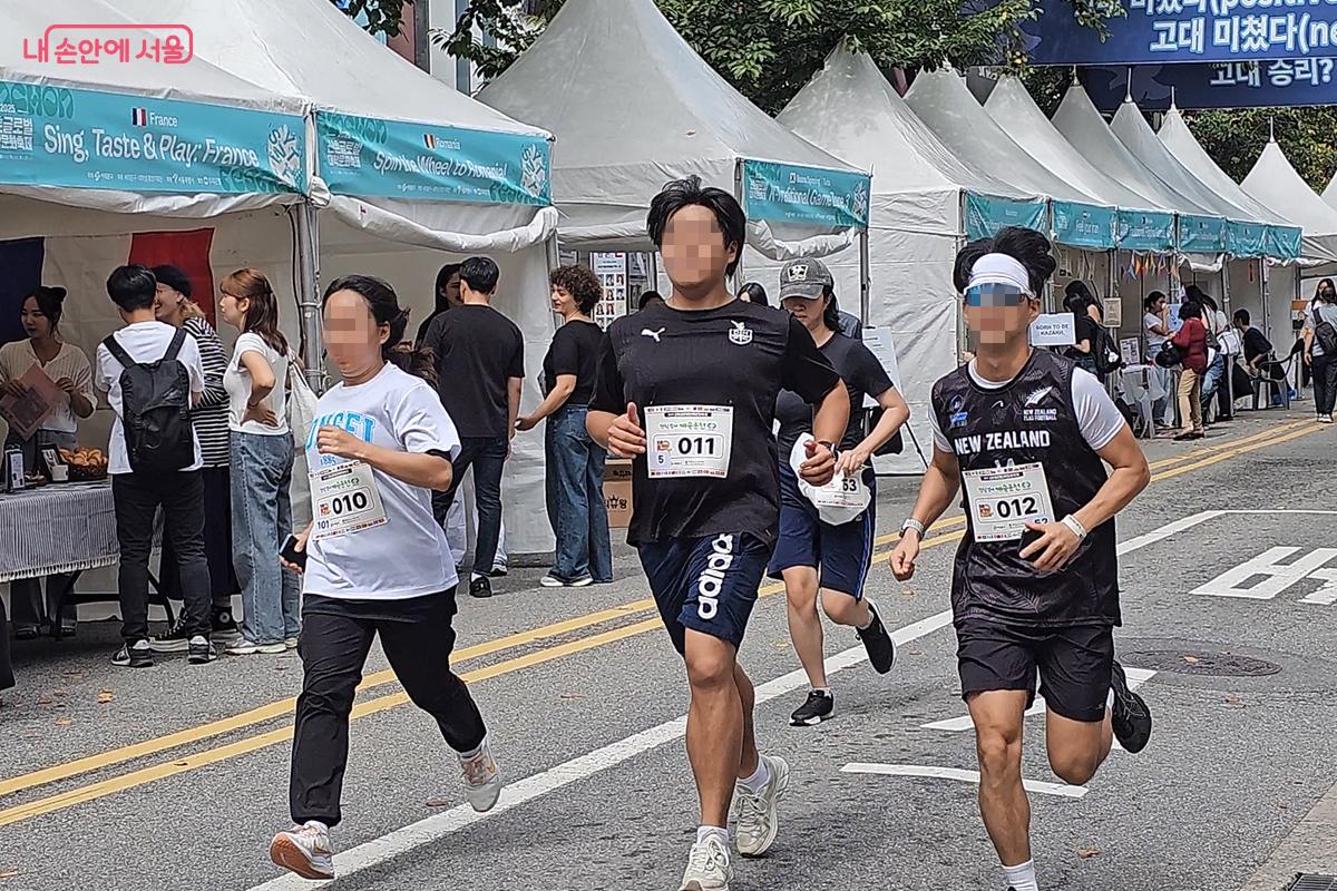 5킬로미터를 달려 출발선으로 달려오는 참가학생들 ©오도연