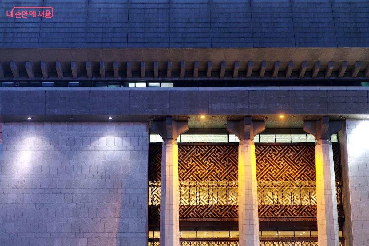 밤 산책 하기에 좋은 가을 밤 세종문회회관의 야경이 멋스럽게 느껴진다. &copy;임중빈