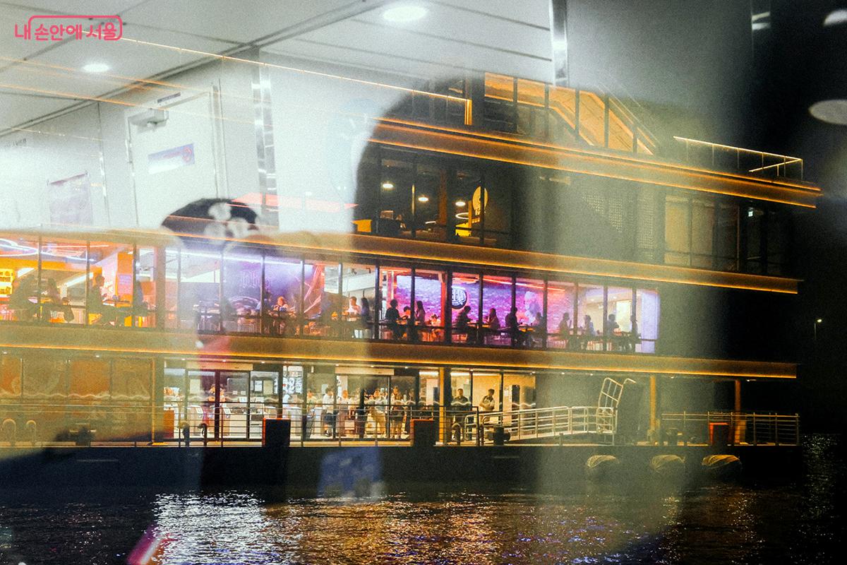 뚝섬선착장 주변 상업 시설은 늦은 밤에도 야경을 즐기는 고객들을 위해 문을 연다. ©김아름