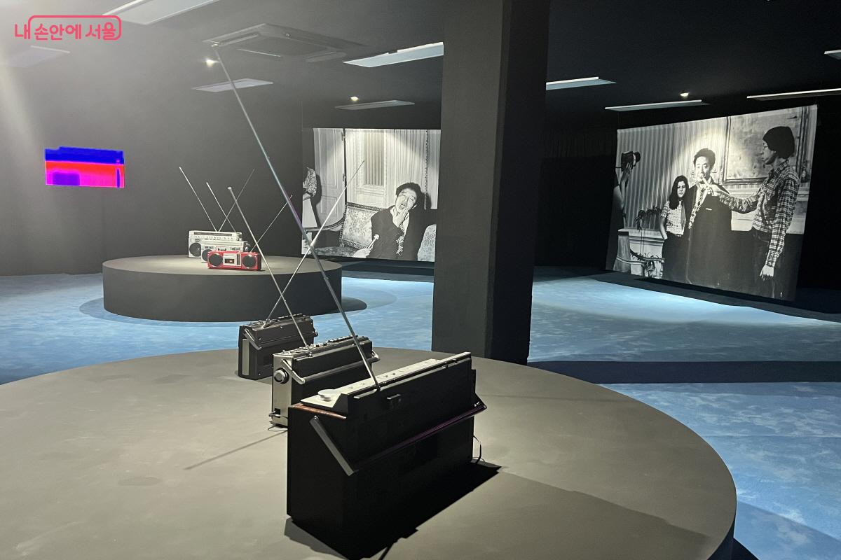 낙원상가 412호에 전시 중인 온다 아키 작가의 <백남준의 영혼이 내게 말했다> ©박지영