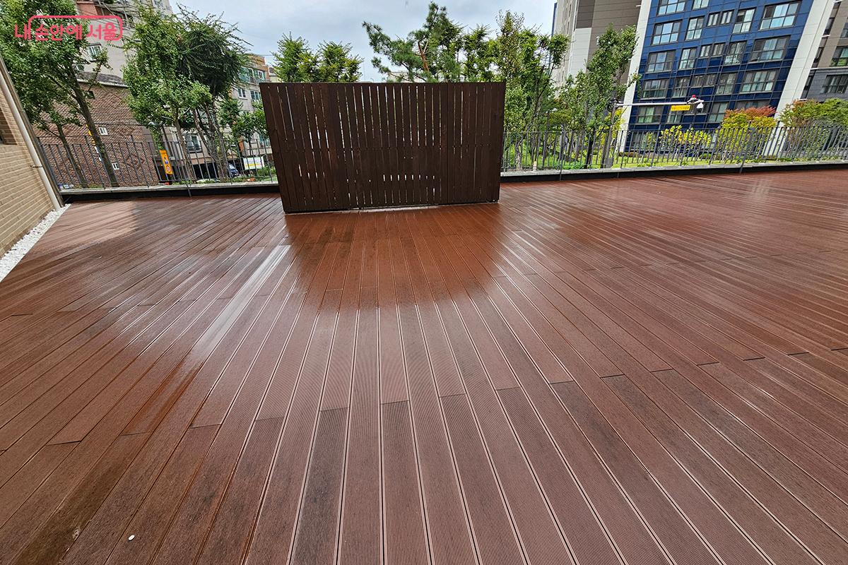 5층 옥상 공간은 도시 속 자연과 하늘이 한데 어우러지는 특별한 쉼터다. ©이혜숙