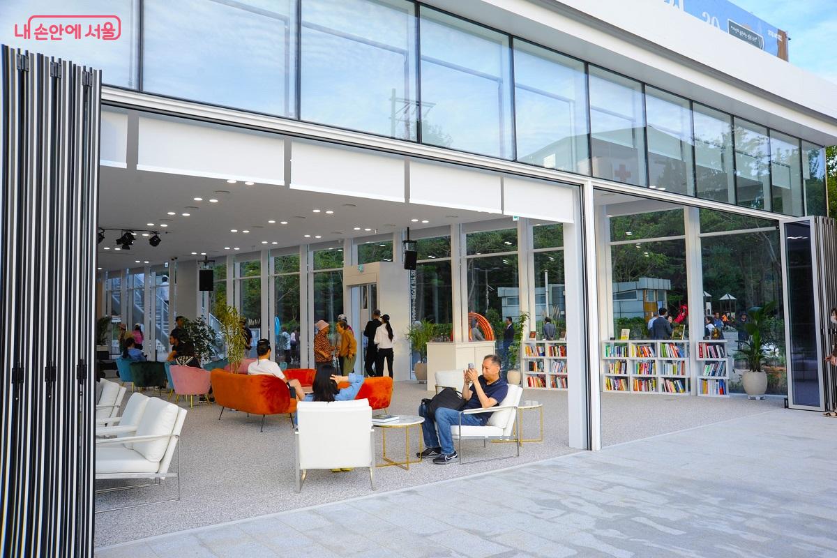 서쪽 테라스에서 본 수변카페 내부 &copy;조수봉