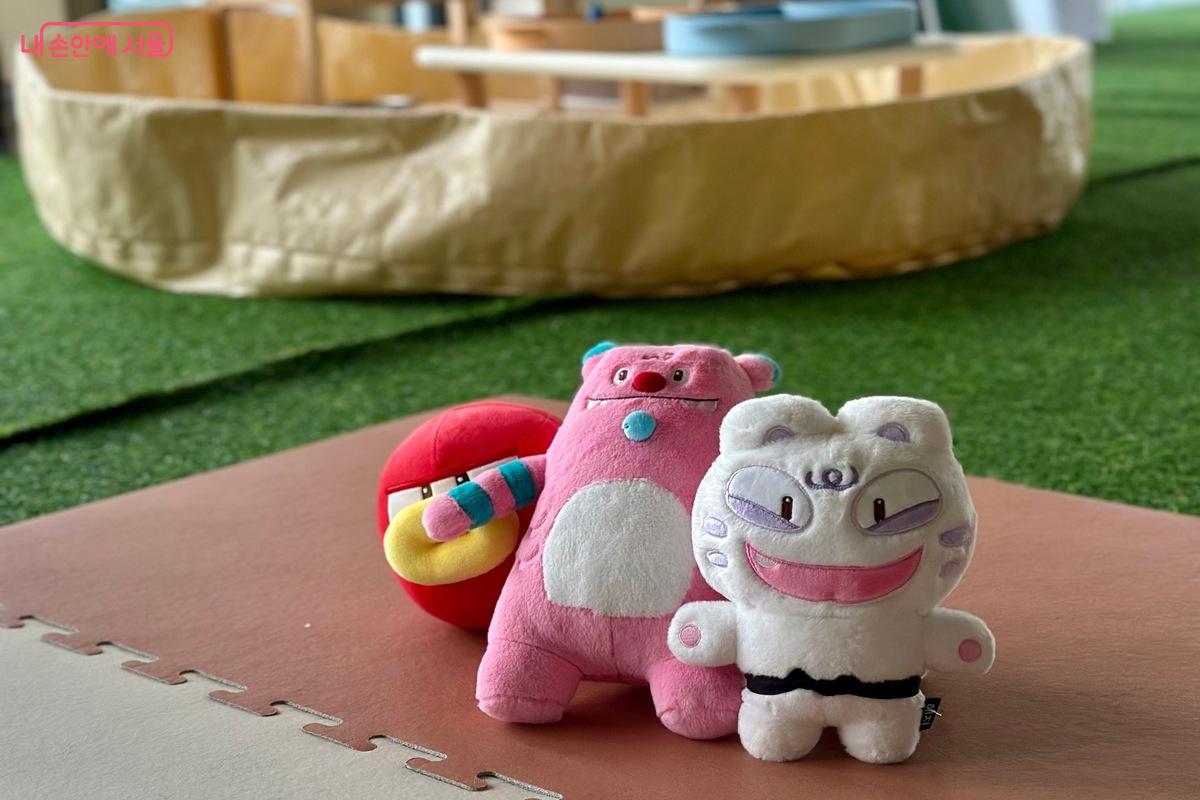 10층 키즈 라운지에는 해치와 소울 프렌즈 인형과 함께 다양한 놀잇감이 비치되어 있다. ©포시즌스 호텔 서울