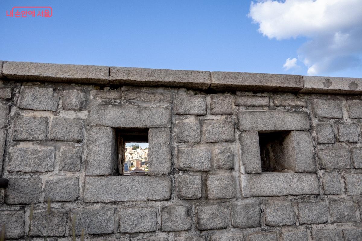 조선시대처럼 통행금지시간이 없으니 자유롭게 걸어볼 수 있어 좋다