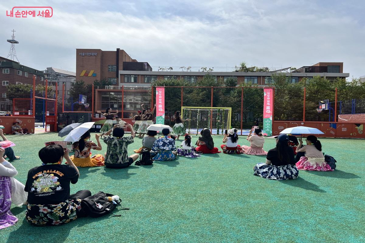 공연 관람 및 학습 참여를 위해 시민들이 모두의운동장에 모였다. ©박지영