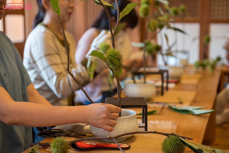 북촌과 서촌의 공공한옥 7곳에서 ‘정원의 언어들’ 전시를 선보인다. 