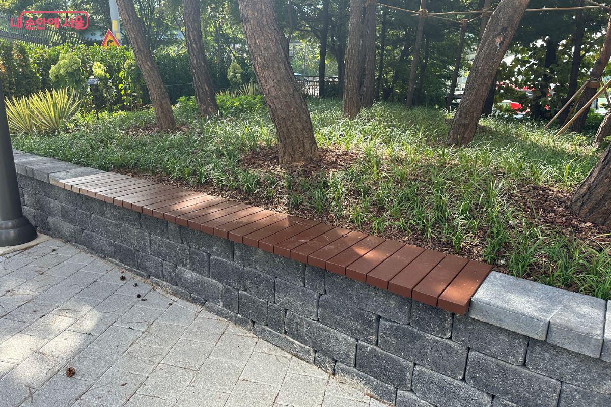 산책로에 마련된 벤치©김재형