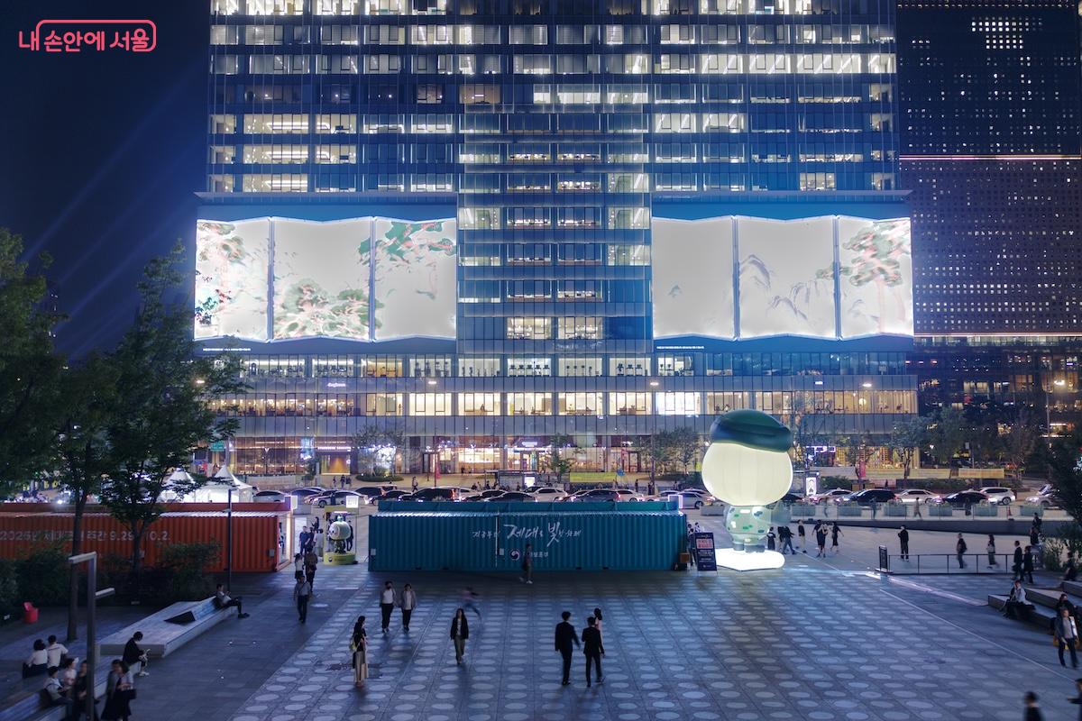 미디어아트 전시를 등지고 반대 방향을 찍어도 멋진 야경사진을 담을 수 있다. &copy;임중빈