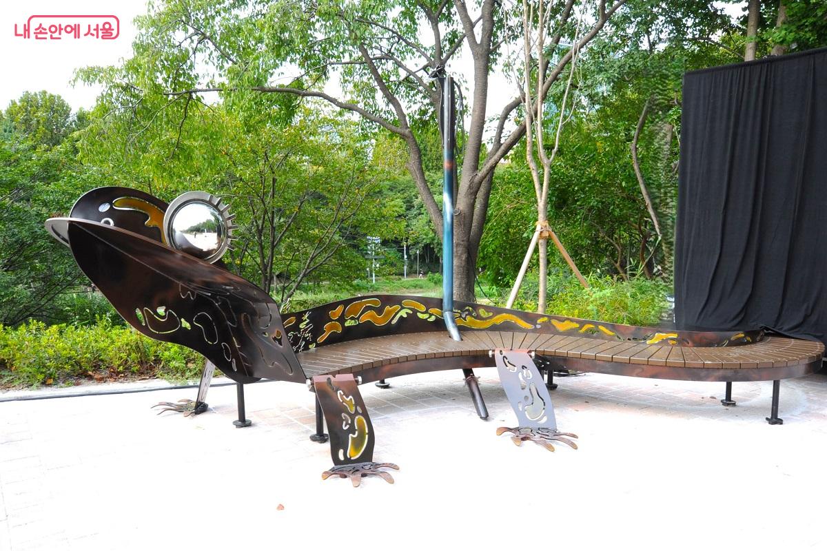 수변문화쉼터 주변은 &lsquo;조각도시 서울&rsquo;의 협력전시작품들로 꾸몄다. 사진은 김숙빈 작가의 작품 <등산화> &copy;조수봉