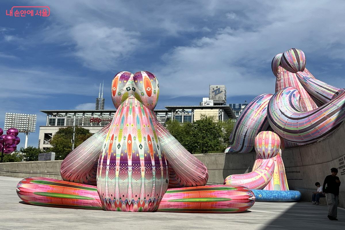 다양한 각도에서 돌아보면 새로운 시각적 체험을 할 수 있다. &copy;박지영