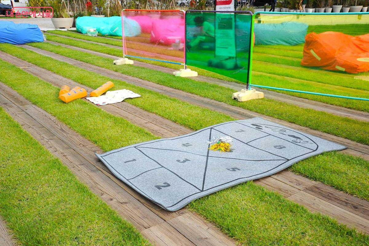 &lsquo;창의 놀이터&rsquo;에는 전통놀이기구도 준비돼 있다. &copy;조수봉