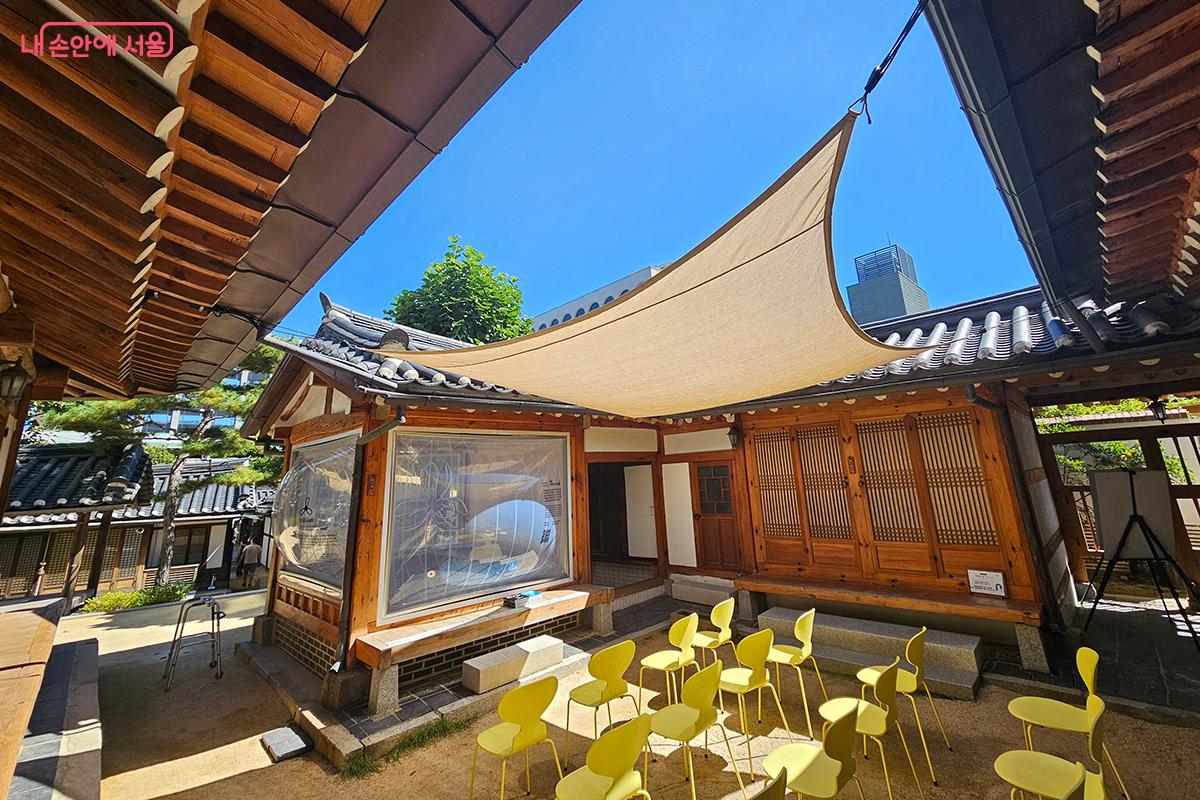 신흥시장을 현대적 감각으로 재해석한 2024년 서울시 건축상 대상작 ‘Cloud’©백승훈