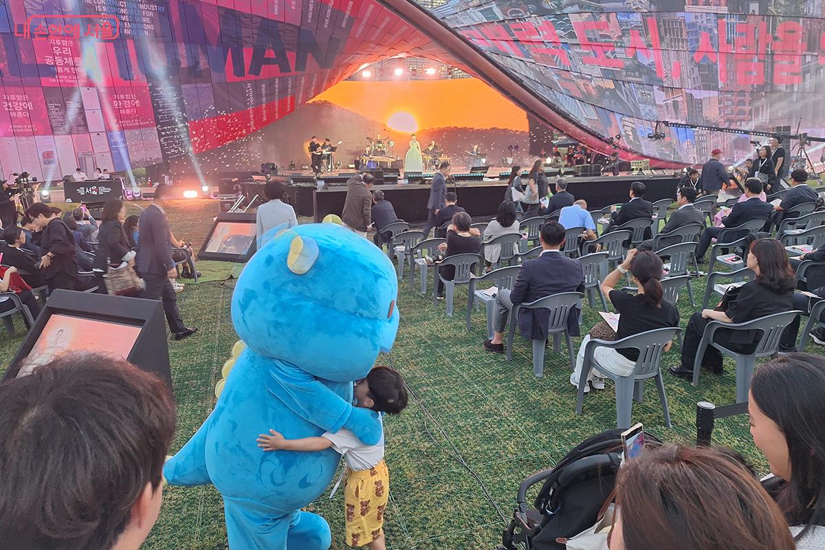  해치의 소울 프렌즈 사방신(四方神) ‘청룡’, ‘백호’, ‘주작’, ‘현무’ 이 등장해 어린아이들의 열광적인 환영을 받았다.