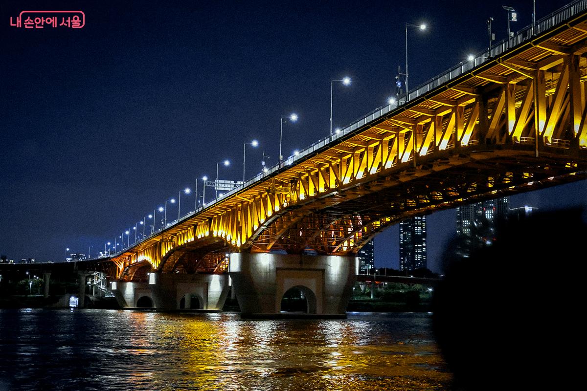 성수대교 야경이 펼쳐져 사진 찍기에도 좋다. ©김아름