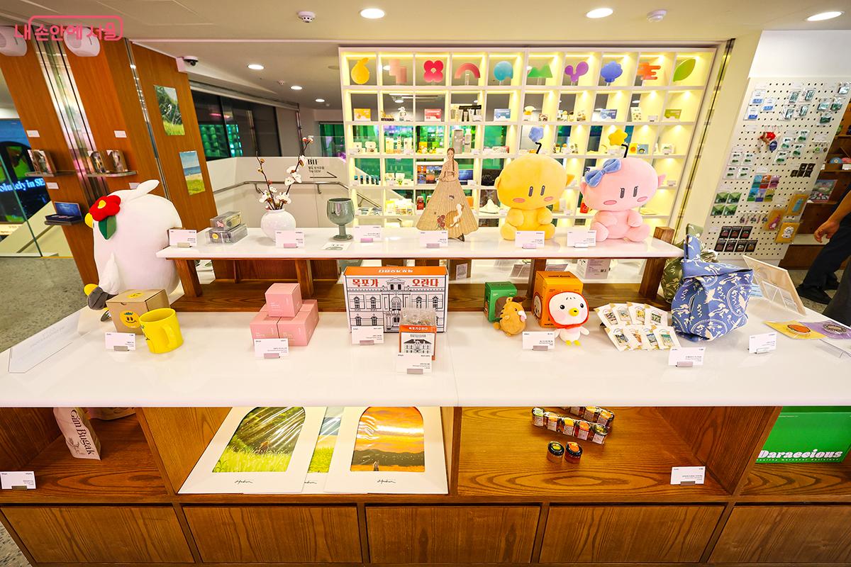 각 지역을 대표하는 굿즈와 상품들로 가득찼다 &copy;김주연