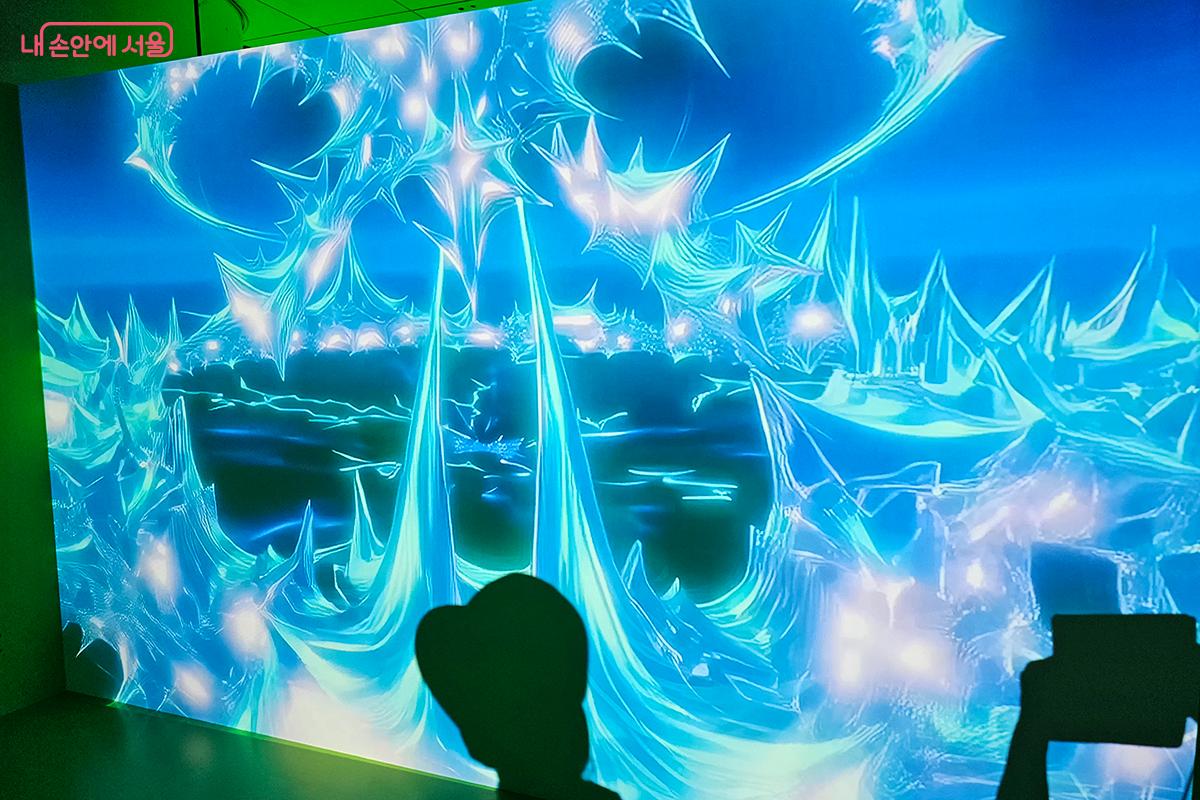 AI 기반 영상 실험을 통해 기계인간의 감각을 시각화하는 새로운 감각의 작품을 출품했다. ©이혜숙