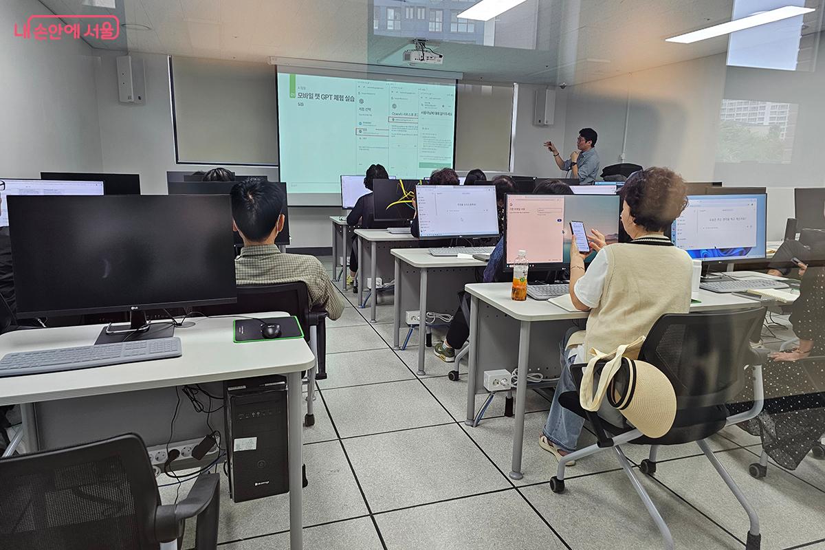 어르신들이 디지털 역량을 쌓으며 정보화 시대에 자신감을 키워나가는 따뜻한 배움터다. ©이혜숙