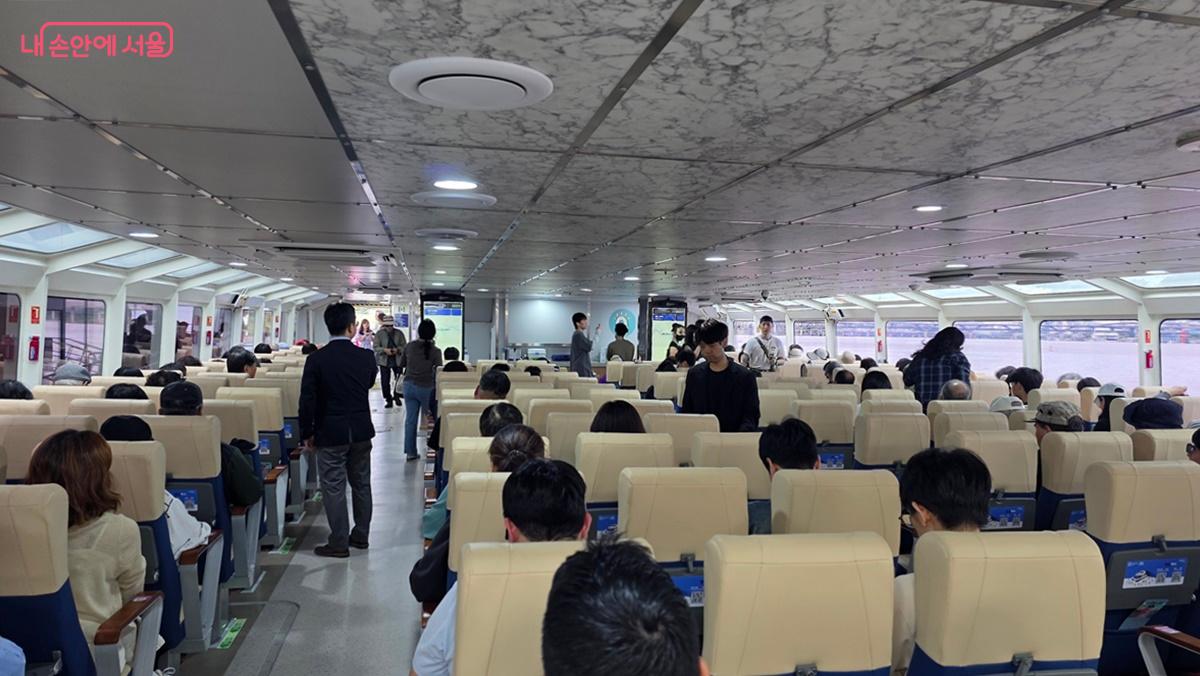 승선객들이 한강버스 좌석을 가득 채웠다. ⓒ최용수