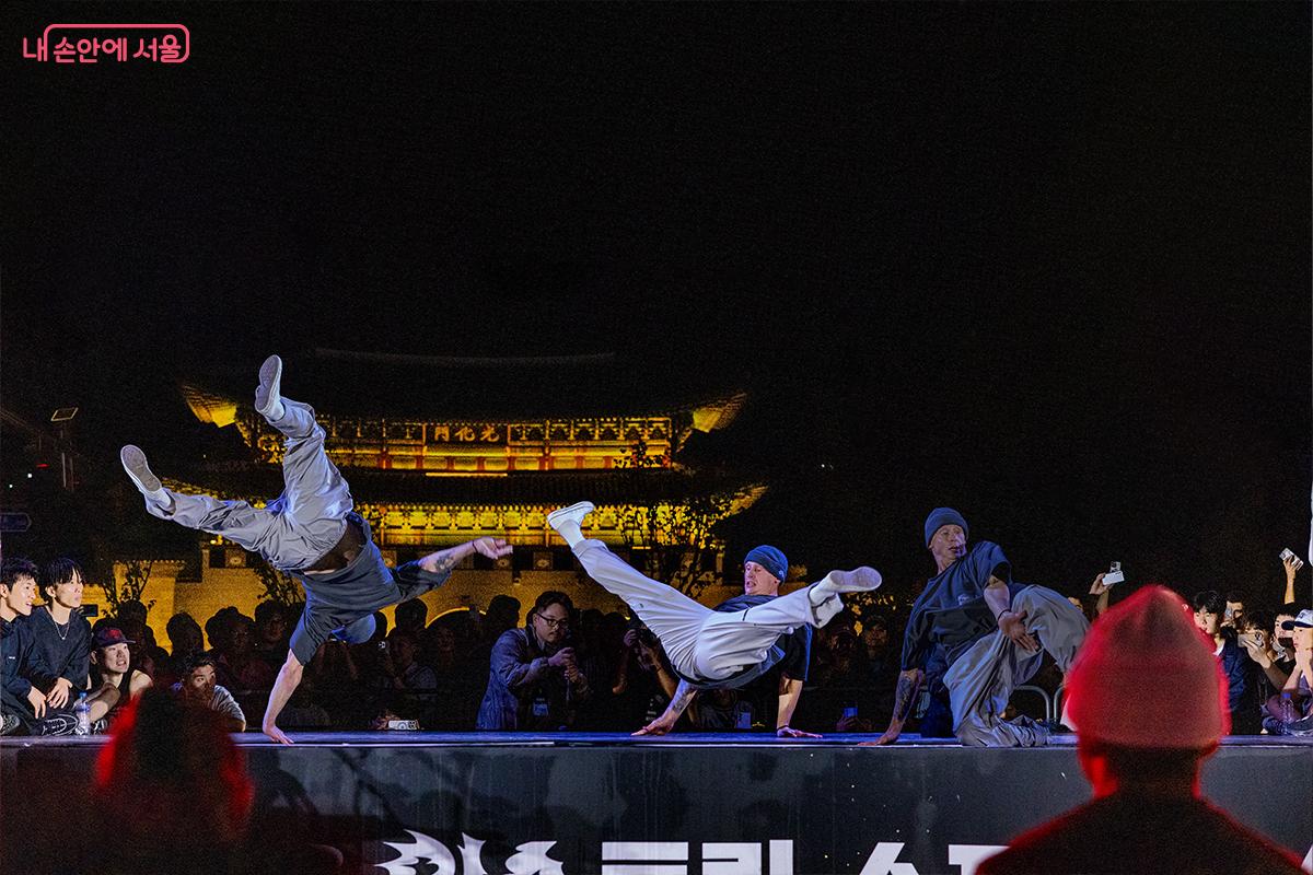 참가 선수들이 광화문광장 무대에서 화려한 브레이킹 기술을 선보이고 있다. &copy;장신자