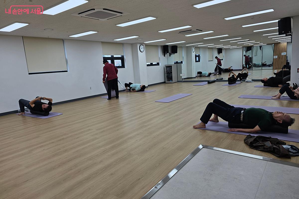 2층 소강당에서는 어르신들의 체력 단련 시간이 진행된다. ©이혜숙