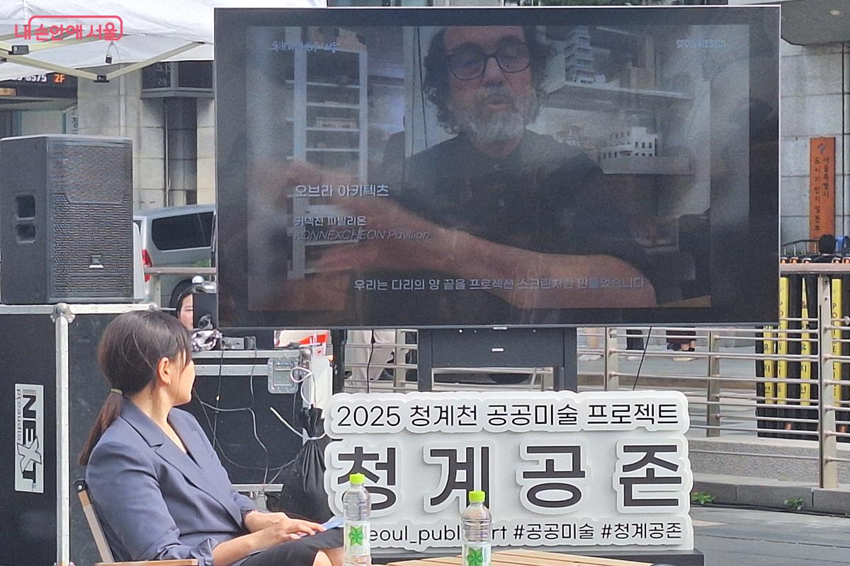 &lsquo;커넥천 파빌리온&rsquo;을 제작한 오브라 아키텍츠 건축사무소의 파블로 카스트로 작가 &copy;백승훈