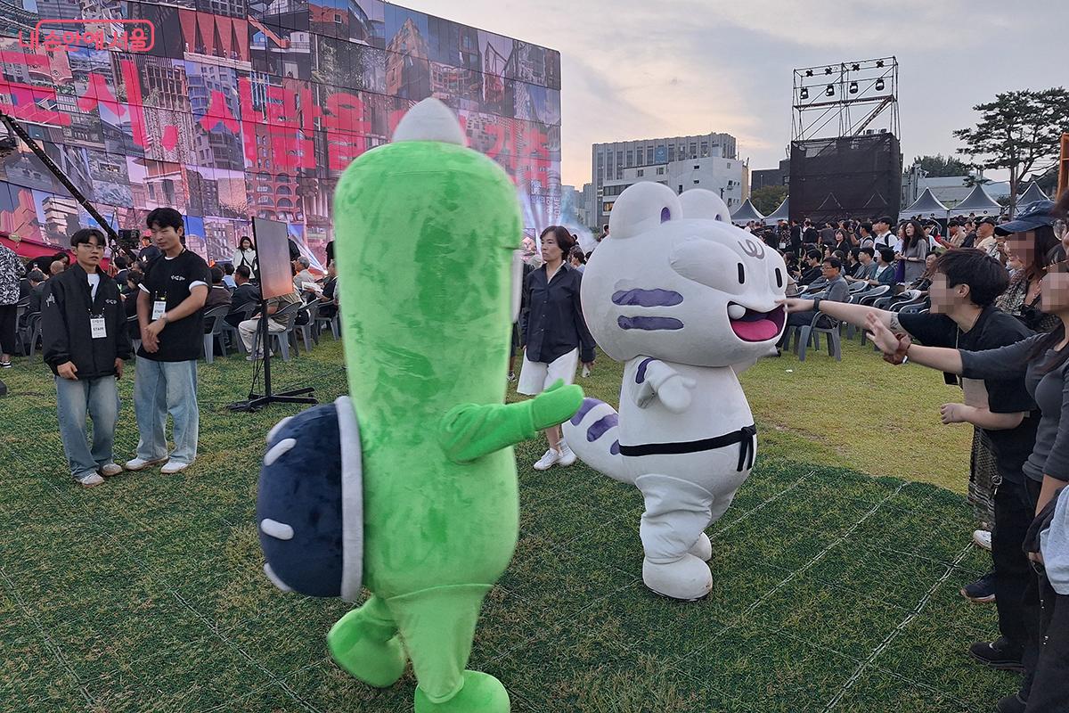 해치의 친구들은 관람석 구석구석을 돌며 참가자들과 사진을 찍어주고 인사를 나눴다.