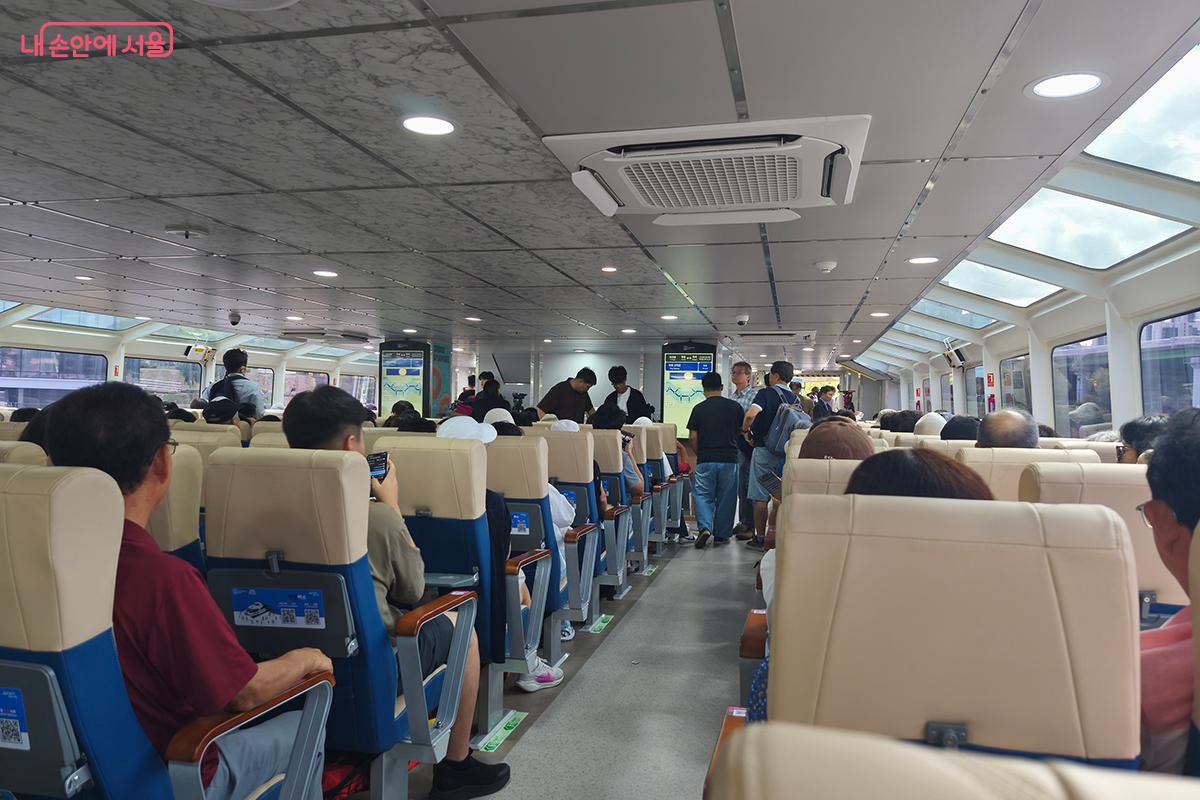 한강버스의 넓고 아늑한 객실 ⓒ정승환