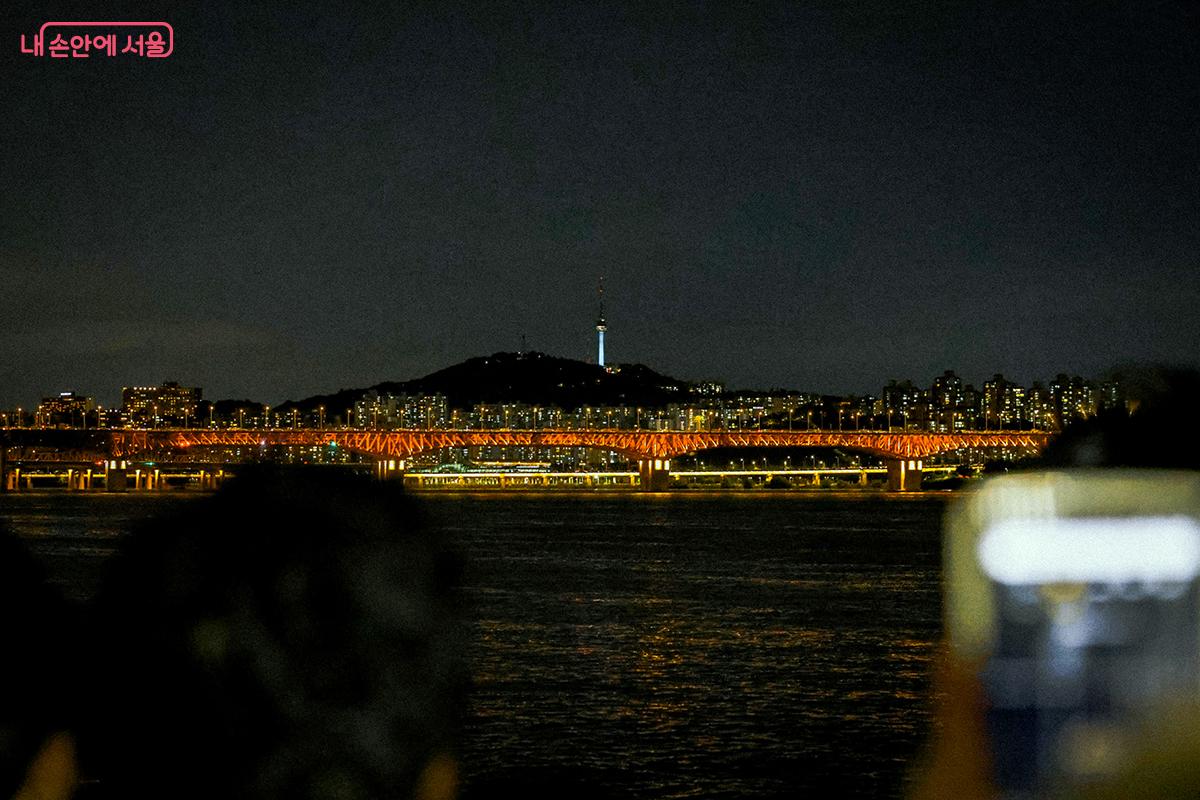 한강버스 뱃머리에서 바라본 한강 야경 ©김아름