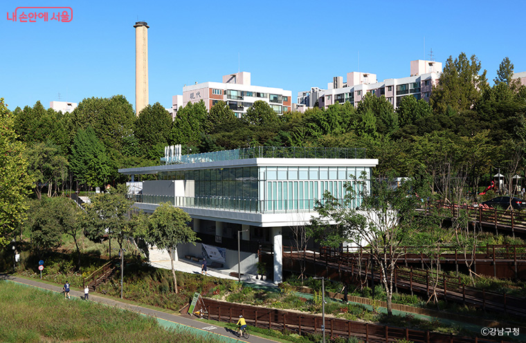 1층 통창을 통해 실내에서도 양재천의 사계절을 한눈에 감상할 수 있다.