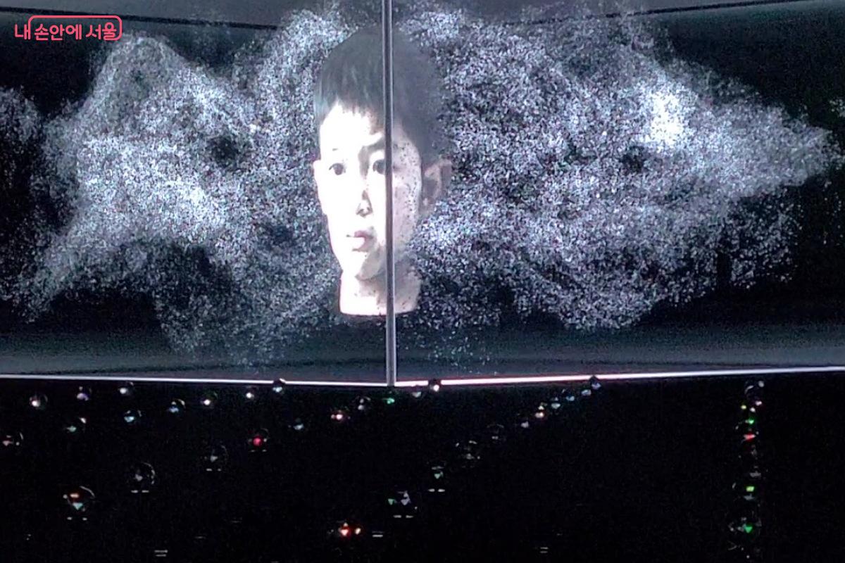 AI(인공지능) 이미지로 만들어진 얼굴들의 익숙한 표정 &copy;박미선