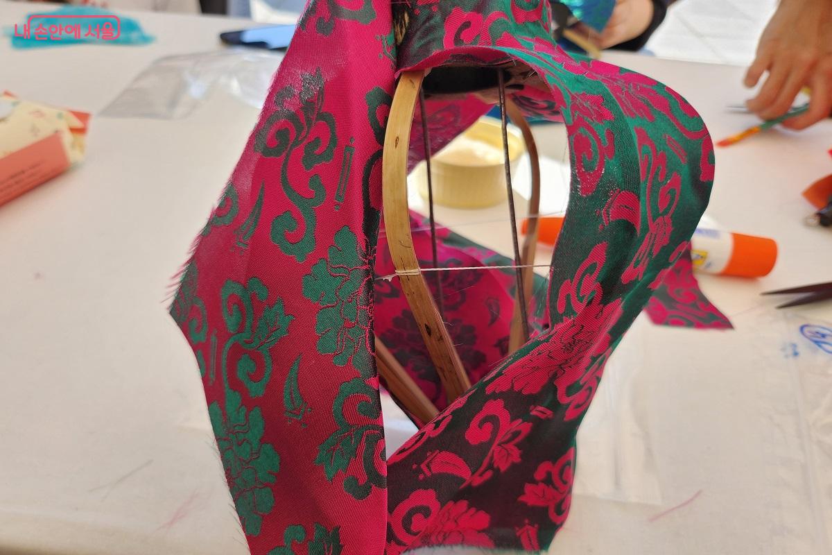 다양한 체험 중 베트남 등 만들기 체험을 했다. ©이소현 