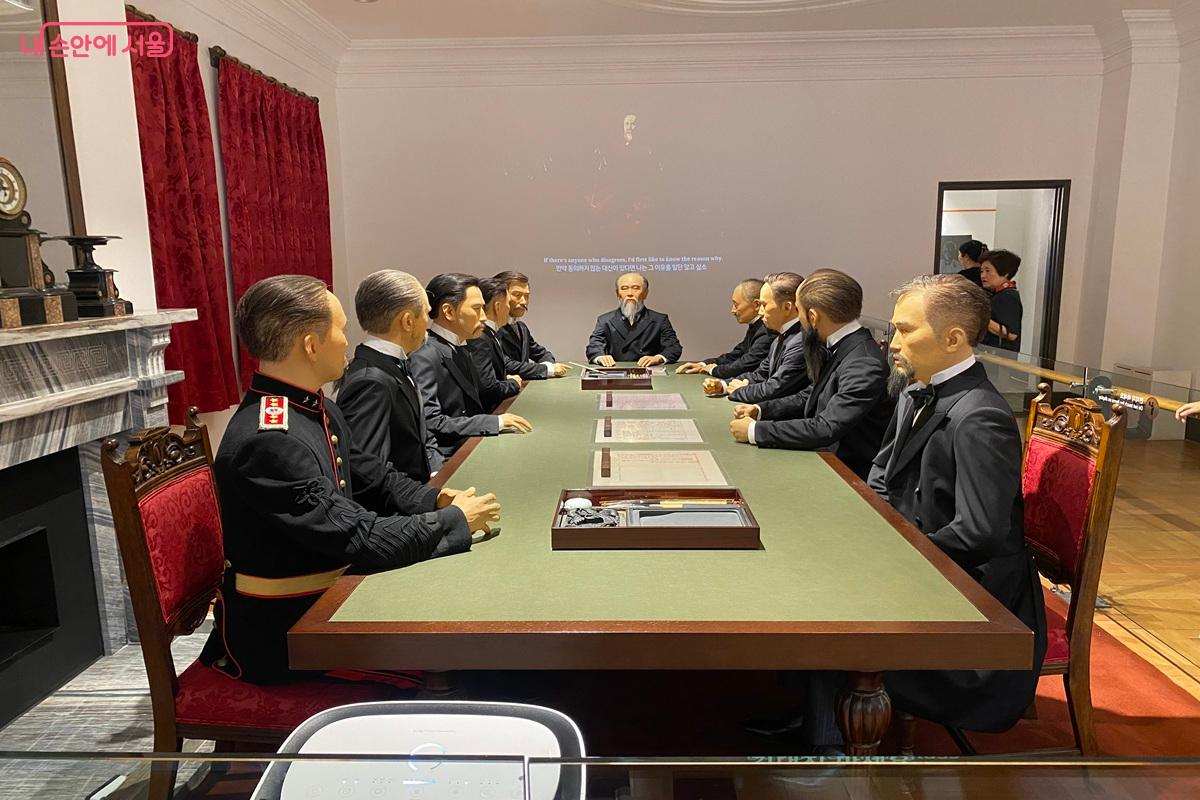 을사오적이 이토 히로부미와 을사늑약을 체결하는 모습을 재현해 놓았다. ©이근석