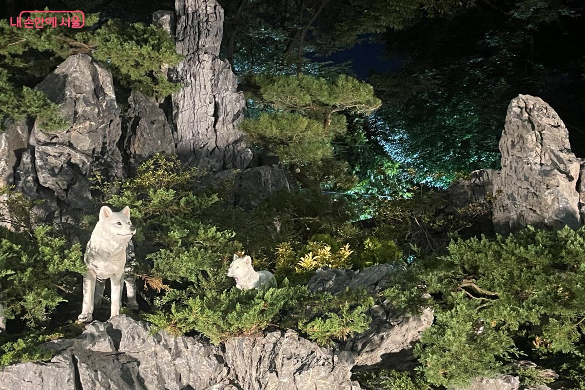 인공 암석 위에 강아지 동상이 설치되어 있다. ©노윤지