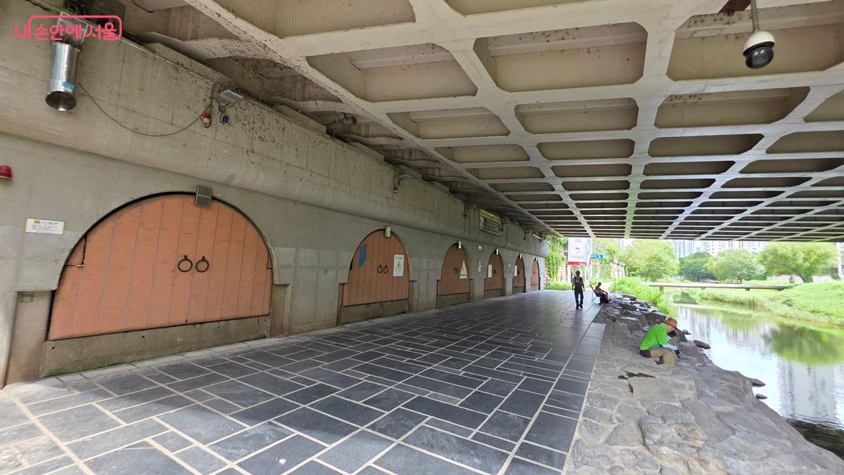 오간수문 인근 청계천에서 만난 조선시대 오간수문의 형태와 유사한 수문 ©최용수