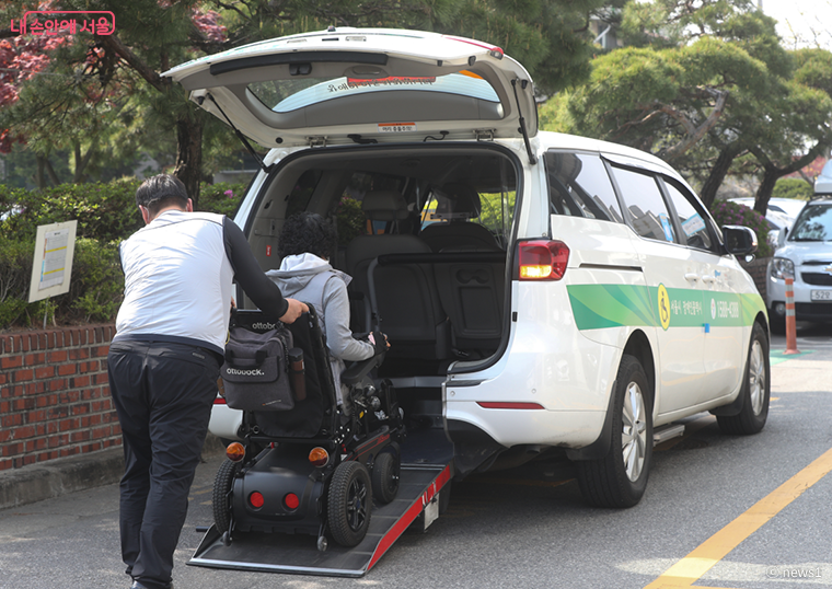 휠체어 그대로 탑승할 수 있는 ‘유니버설디자인 택시’를 시범 도입한다. 사진은 장애인 콜택시.