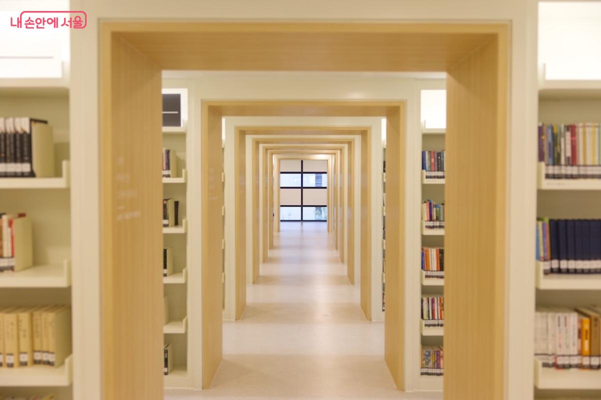 3층 열린 열람실의 서재 구조가 모던하면서도 독특한 인상을 풍긴다. ©임중빈