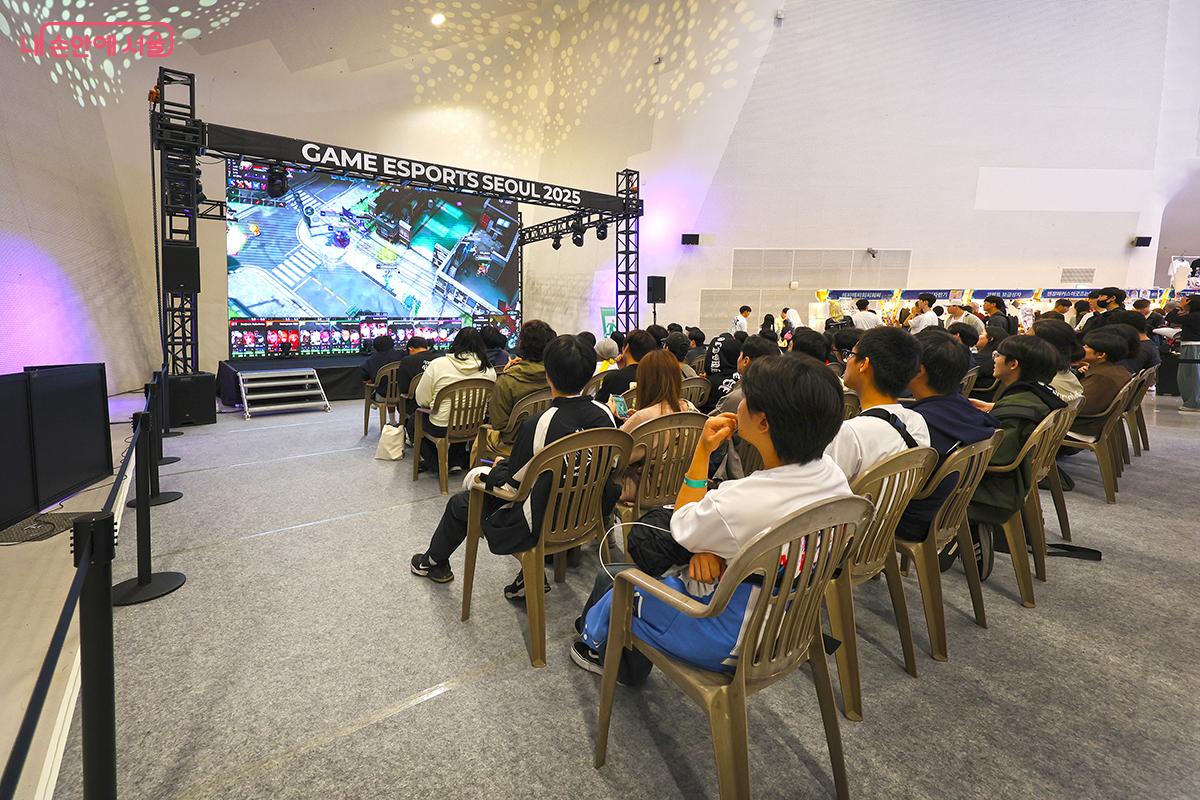 열띤 경기가 펼쳐졌던 e스포츠 리그 플레이오프 경기 관람장 &copy;김주연