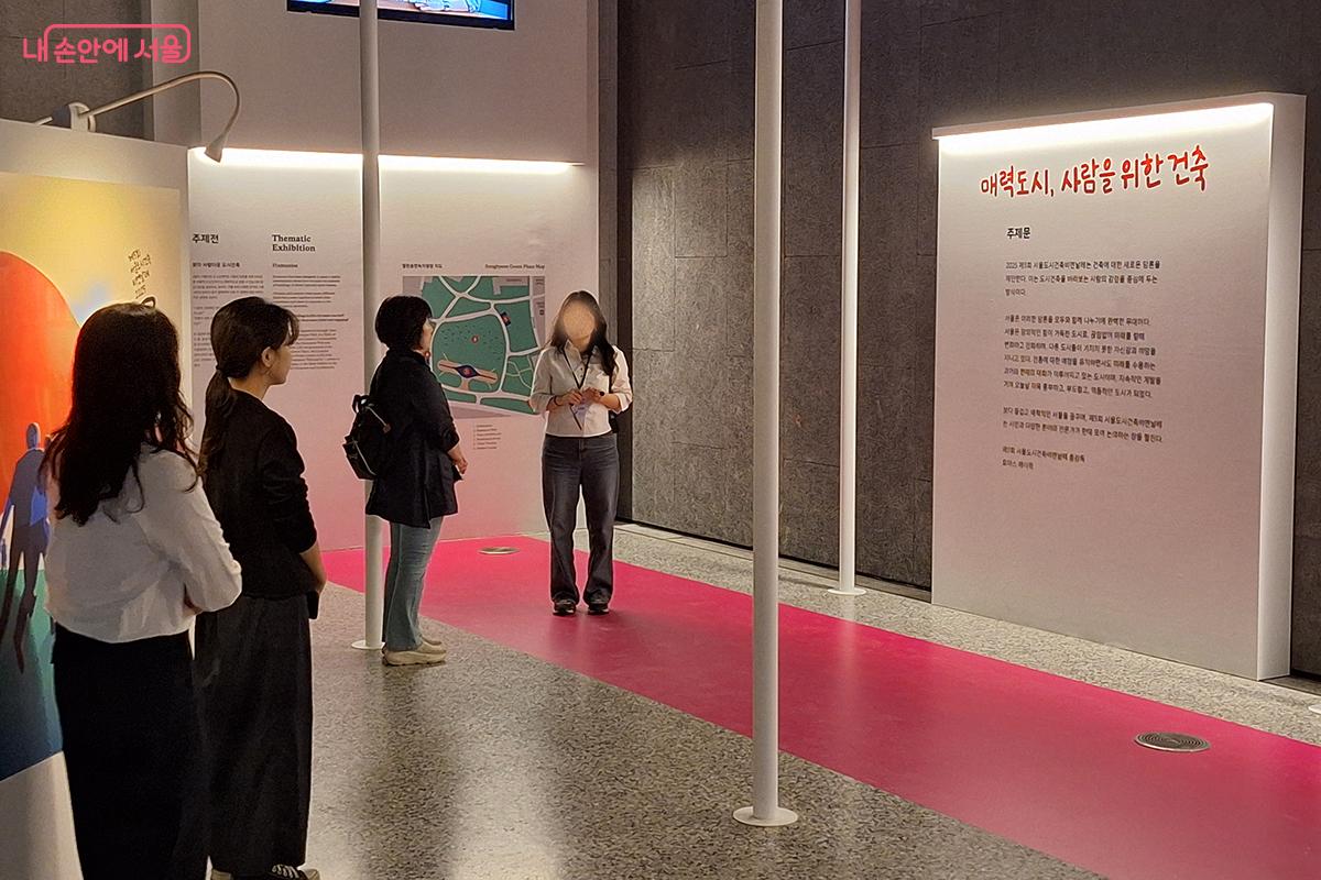 작품에 대한 큐레이터의 전문적인 설명을 들으며 깊이 있는 감상이 가능하다.  