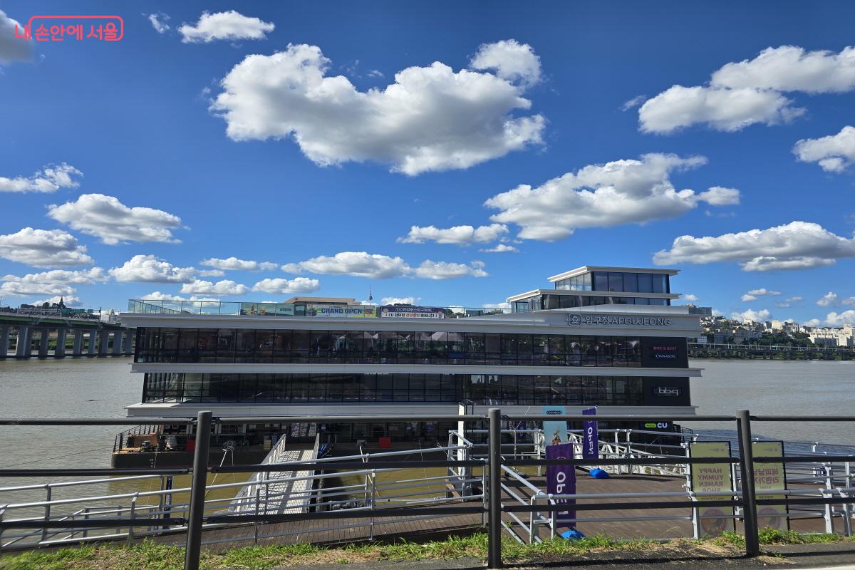 한강버스 압구정선착장 ©조수연