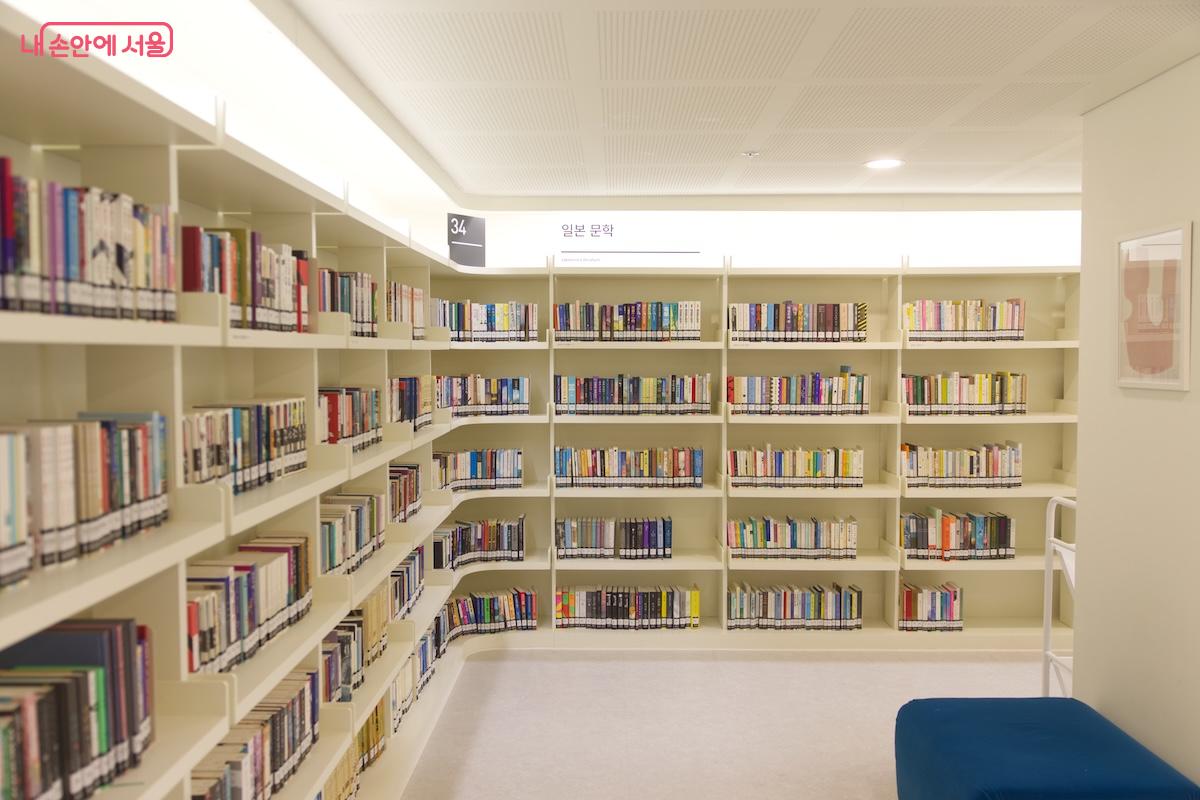 서울 관내에 위치한 자치구 도서관 중 가장 큰 규모로 조성된 도서관이라는 점이 특징이다. ©임중빈